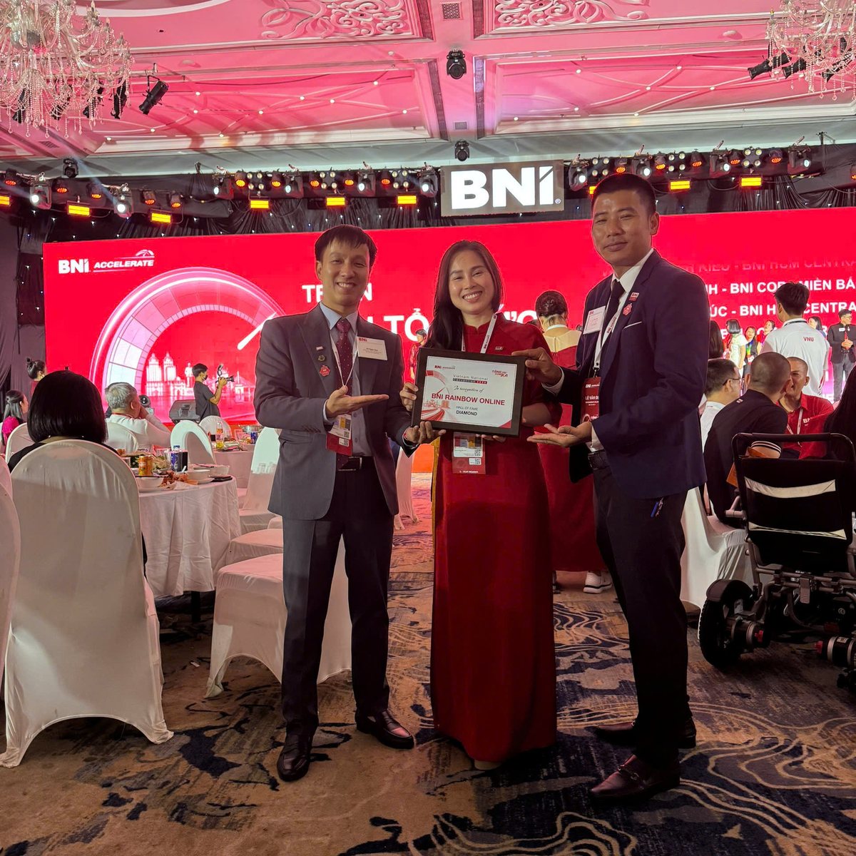 Nguyễn Tú Oanh nhận kỷ niệm chương Hall of Fame Diamond