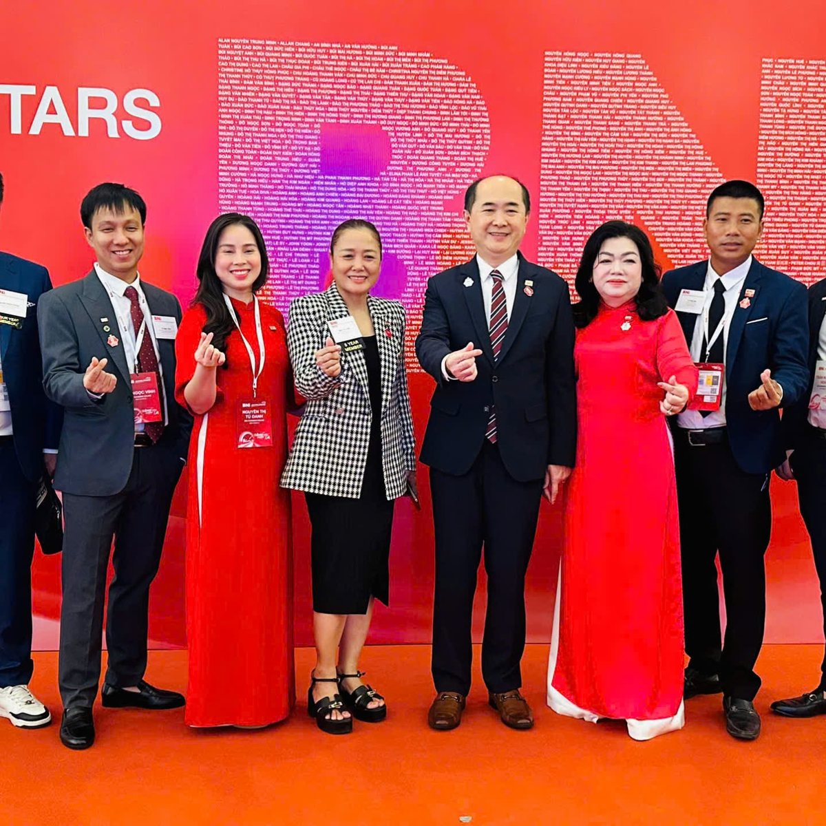 Nguyễn Tú Oanh cùng các thành viên BNI trước Wall of Stars